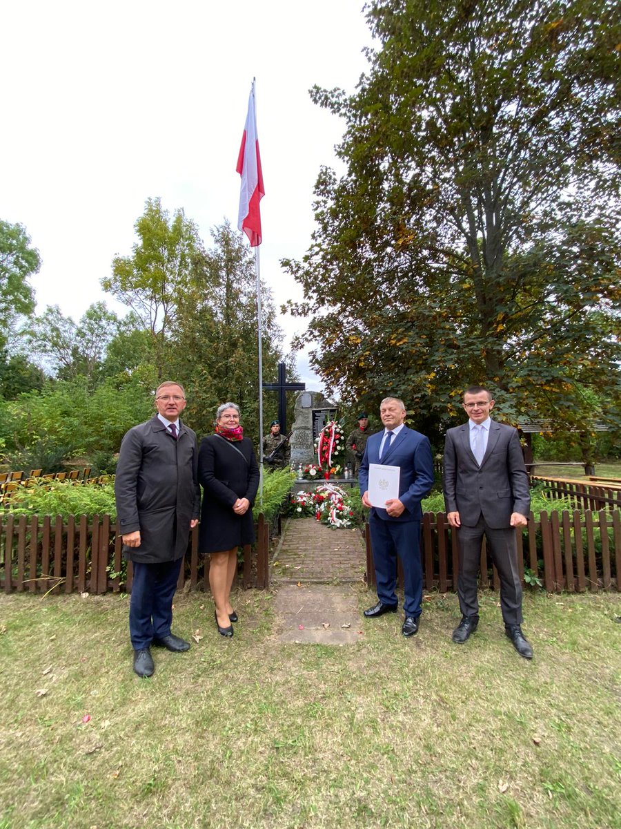 lukakudlicki's tweet photo. Wraz ze społecznością Gminy #Leoncin uczciliśmy pamięć Mieszkańców wsi #Rybitew - ofiar niemieckiej pacyfikacji z września 1944 roku. Niewinni Polacy zapłacili najwyższą cenę, bo Niemcy stosowali odpowiedzialność zbiorową. Odczytałem list od wicepremiera @mblaszczak @MON_GOV_PL. https://t.co/uCuLaCRKvU