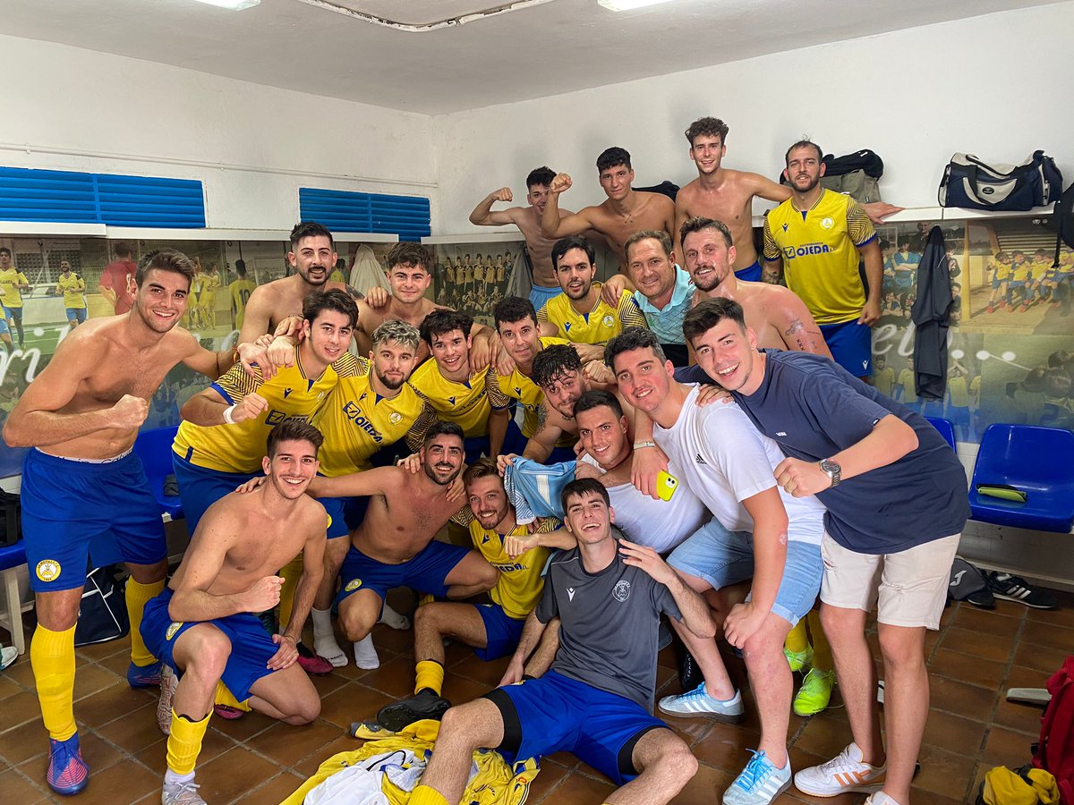 JuanjoCroma's tweet photo. Hoy tocó celebrar la victoria. Merecidísimo por el increíble trabajo que están haciendo estos cabroncetes y el cuerpo técnico desde agosto. Breve disfrute, y a por el domingo, que esto no para. #ForzaMotilla 💛💙✈️. https://t.co/PRhqseu2cI