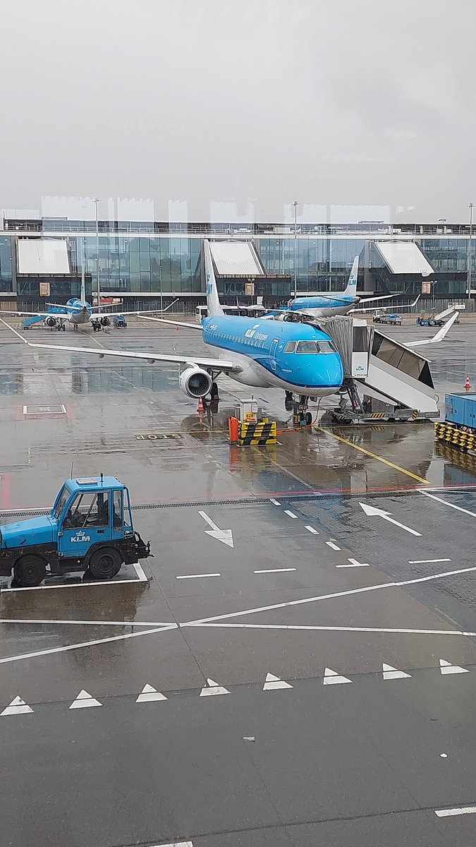 Onderweg naar Warschau voor de Masters of didactics training voor Poolse docenten! Wel 3 uur in de rij moeten wachten op #Schiphol, maar nu eindelijk in het vliegtuig! <a href="/CIT_RUG/">CIT_RUG</a> #PoWER