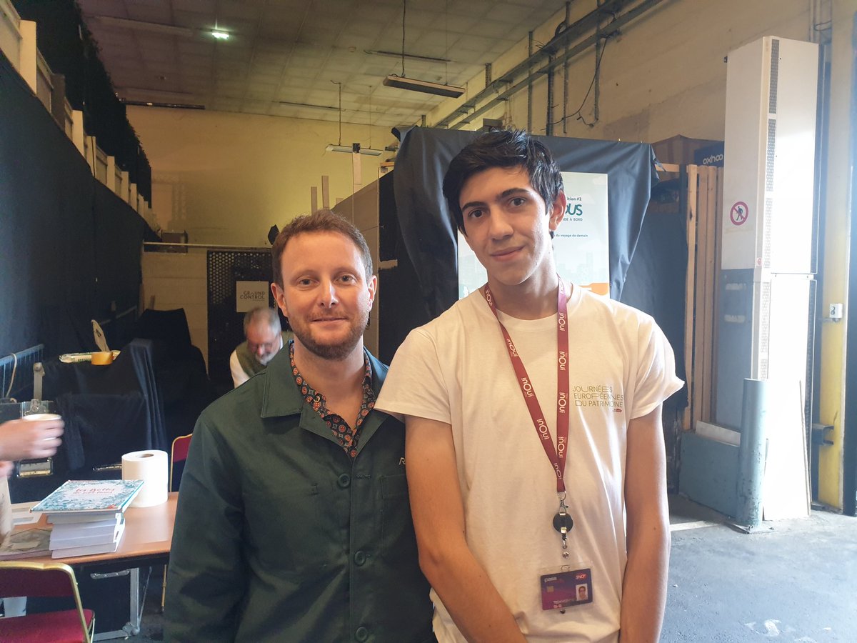 TomiDuLandy's tweet photo. Merci monsieur le ministre @CBeaune de votre visite sur le stand du @GroupeSNCF 

Merci de votre engagement pour le ferroviaire ! 🚄🌱

@sncf #PlaneteVoyages @SNCFVoyageurs @OUAT_train #GroundControl https://t.co/vqMP2emndH
