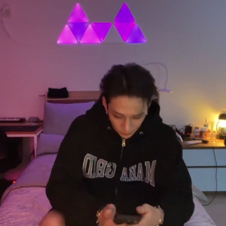 quellochefam4le's tweet photo. trovatemi qualcuno che va in live dopo aver fatto 4 ore di concerto nessuno come bang chan è troppo prezioso https://t.co/BBgvQLVxH4