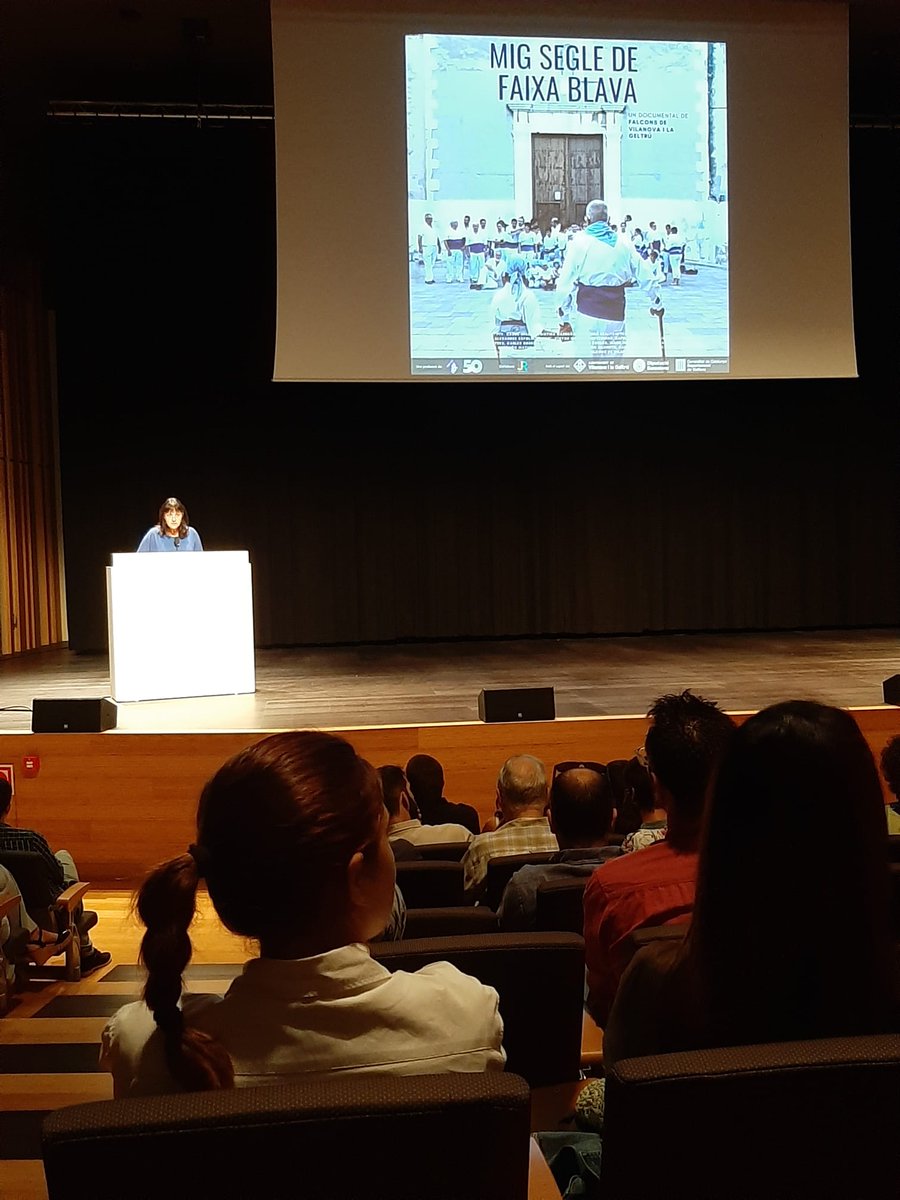 🎥🔵Ahir es va estrenar a l'Auditori Toldrà el documental Mig Segle de Faixa Blava, un recorregut per la història del Falcons de #VNG

👉L'acte formava part de la commemoració del 50è aniversari dels Falcons de Vilanova

👉El documental ha estat elaborat per Arnau Guàrdia