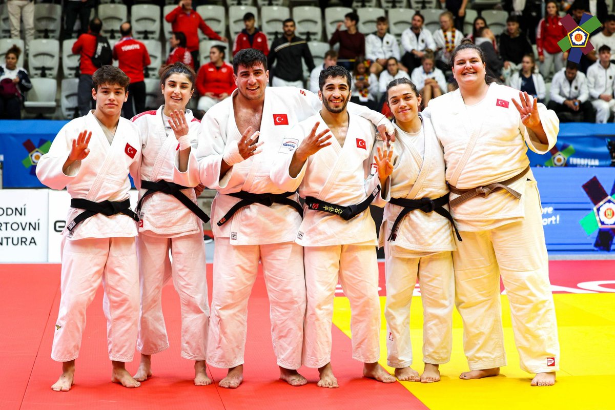 🇹🇷Zirvedeyiz!

🥋Avrupa Gençler Judo Şampiyonası'da milli sporcularımız, 3 altın, 3 gümüş, 2 bronz, toplam 8 madalya ile takım halinde zirveye çıktı.👏

🥇Merve Azak
🥇Hilal Öztürk
🥇Muhammed Demirel
🥈Karışık Takım
🥈Sıla Ersin
🥈Münir Ertuğ
🥉Özlem Yıldız
🥉İbrahim Demirel
