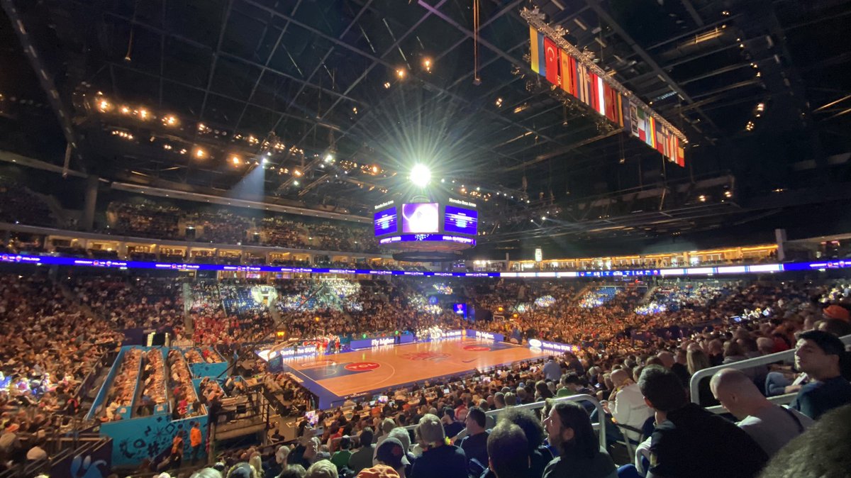 ClutchTime_Prod's tweet photo. Dans la place au milieu des supporters en bleu déjà présents.
Merci @ffbasketball pour l’accueil et l’organisation, c’est extra !
Tous derrière @FRABasketball pour le titre #EuroBasket2022 ! #EuroBasket #FRAESP #POLALL #mercedesbenzarena #TeamFranceBasket #PassionnémentBleu https://t.co/gEU1pgWqsp