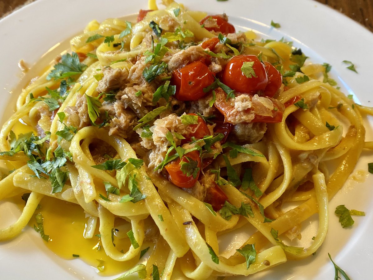 flyandgo47's tweet photo. My fresine with cherry tomatoes, tuna @OOTBFish and parsley. Thank you Dave @OOTBFish https://t.co/7tXupfUNpt