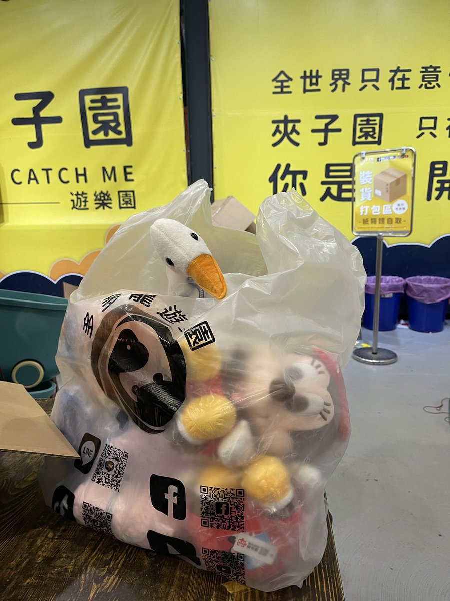dingding2234's tweet photo. 除了打砲，其實我也滿擅長夾娃娃機的😏
跑友一句：我的威德喝完了…
於是今天又來夾子園補貨了～

今日戰利：
pocky*32
威德*21
娃娃*5
其他糖果+狗零食*？ （忽略不計）

順便分享個零食場心得：
今天也去逢甲新開的多多龍捧場了一下，
不得不說，多多龍的零食檯，天地差對新手真的很不友善，不推～ https://t.co/WFmdp6ywi6
