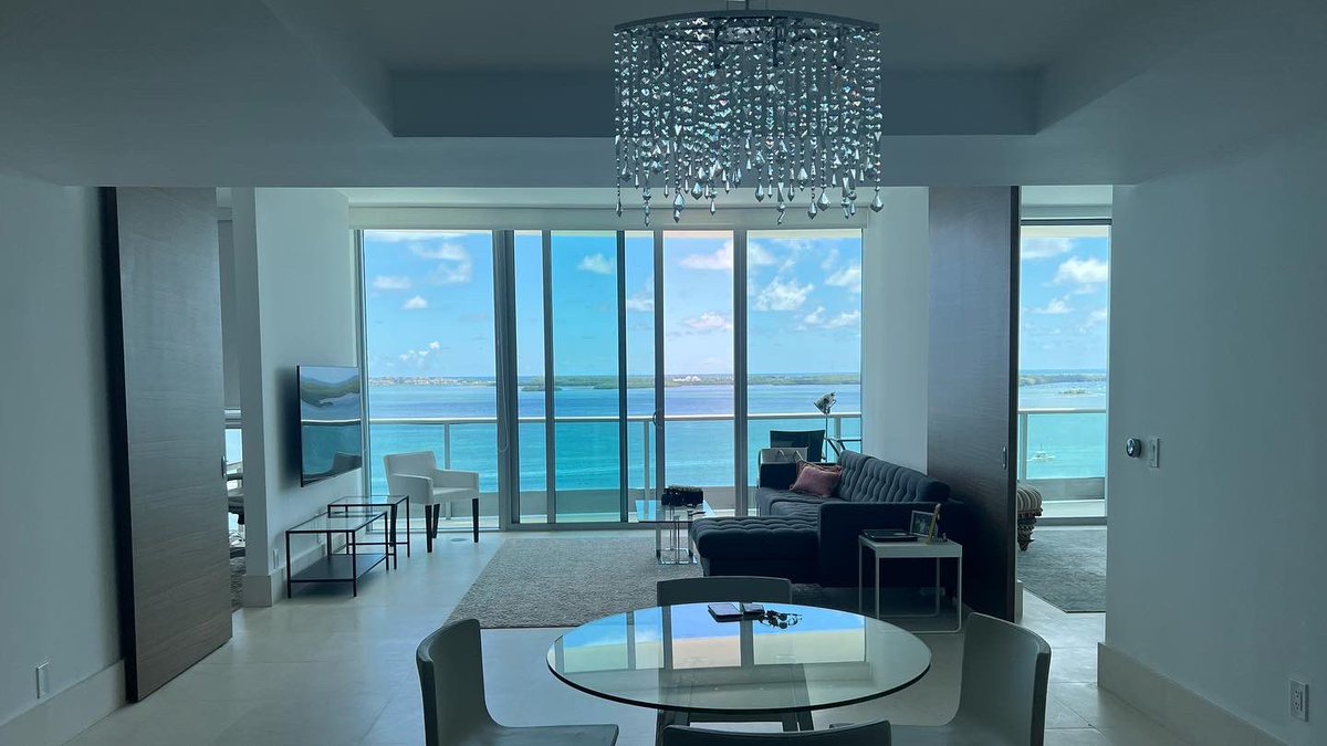 DebraWellins's tweet photo. Love this apartment at Jade. Closed last week for $11,000 a month. 
#debrawellinsrealestate #debrawellinsrealtor #dwellingsmiami #dwellings #jadecondominium #waterfront #waterfrontliving #brickell #brickellmiami #miami #bhhs #ewmrealty #movetomiami #corporaterelocation https://t.co/DTBwAef0AM