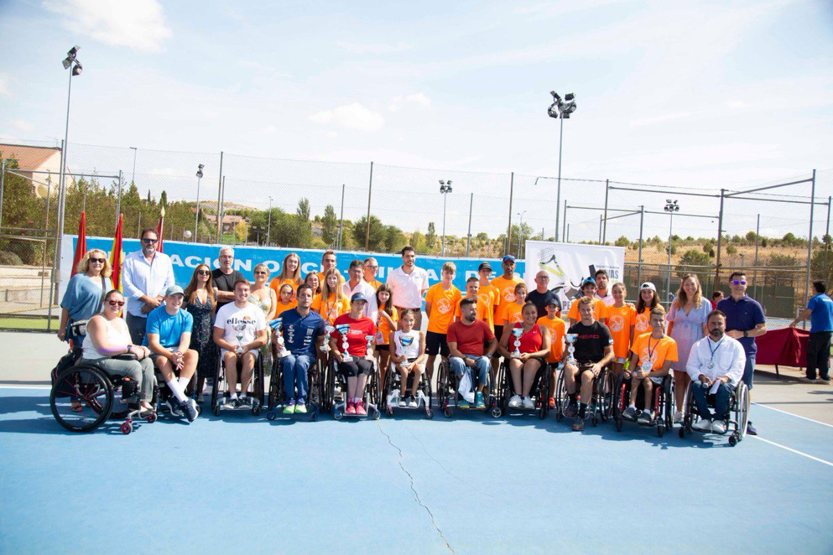 AytoRivas's tweet photo. 🥇 Enhorabuena a @lolaochoaribes y @kike_siscar, ganadores hoy del séptimo Open Internacional @Fundacion_ONCE Ciudad de Rivas de tenis en silla de ruedas. Durante cuatro días hemos vuelto a disfrutar de este estupendo torneo, que ha reunido a 31 jugadores de nueve países: https://t.co/wnLihrskkZ