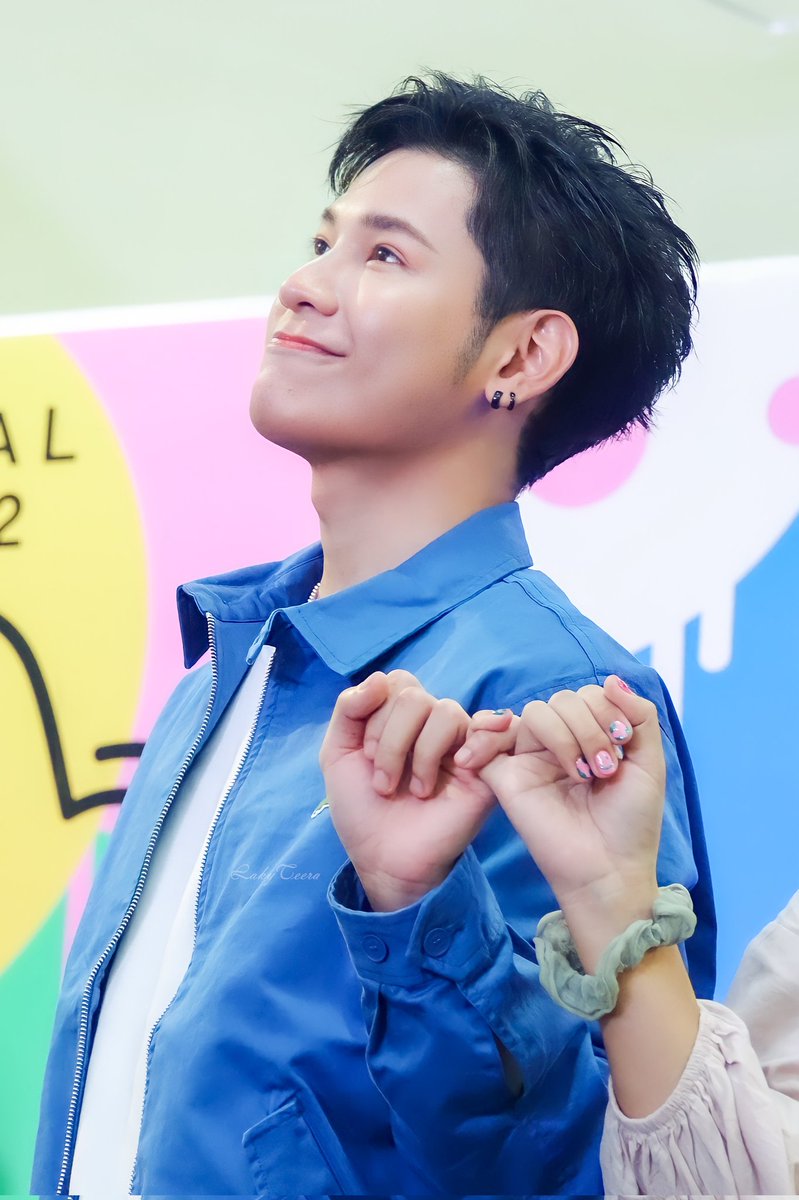 LAky2211's tweet photo. [220903] Singto Anywhere Anytime
#DEVYANYWHEREANYTIME 
#DevyxSingto
#SingtoPrachaya
#สมุนจ้าวป่า https://t.co/iW3iZXgeUy