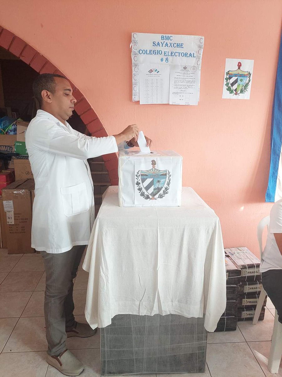 BSayaxche's tweet photo. Electores de la Circunscripción 16, Colegio 8, Brigada Médica Cubana Sayaxché, Guatemala,  ejercen su derecho al voto directo y secreto, un ejercicio más de plena democracia 
#CodigoDeLasFamilias
@CubaEmbaGuatem 
@MarihetaR 
@japortalmiranda 
@MINSAPCuba https://t.co/ek63XAJs6s