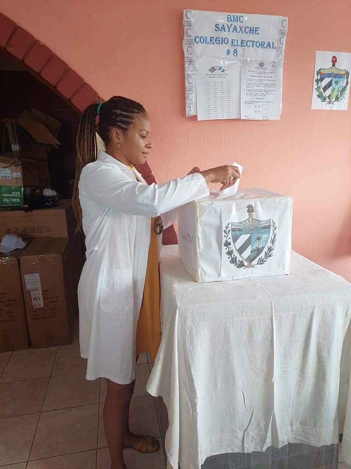 BSayaxche's tweet photo. Electores de la Circunscripción 16, Colegio 8, Brigada Médica Cubana Sayaxché, Guatemala,  ejercen su derecho al voto directo y secreto, un ejercicio más de plena democracia 
#CodigoDeLasFamilias
@CubaEmbaGuatem 
@MarihetaR 
@japortalmiranda 
@MINSAPCuba https://t.co/ek63XAJs6s