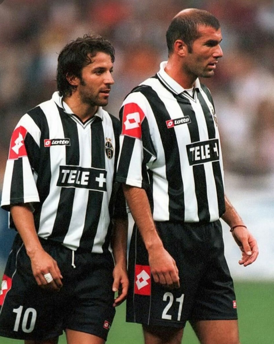 RedRussian2020's tweet photo. @DeShindig A sx nuovo Presidente e a dx nuovo allenatore delle 🦓❓ https://t.co/ACMqtGEQQT