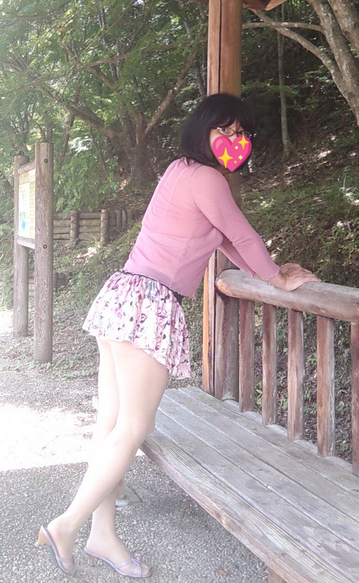 熟女　野外　露出 