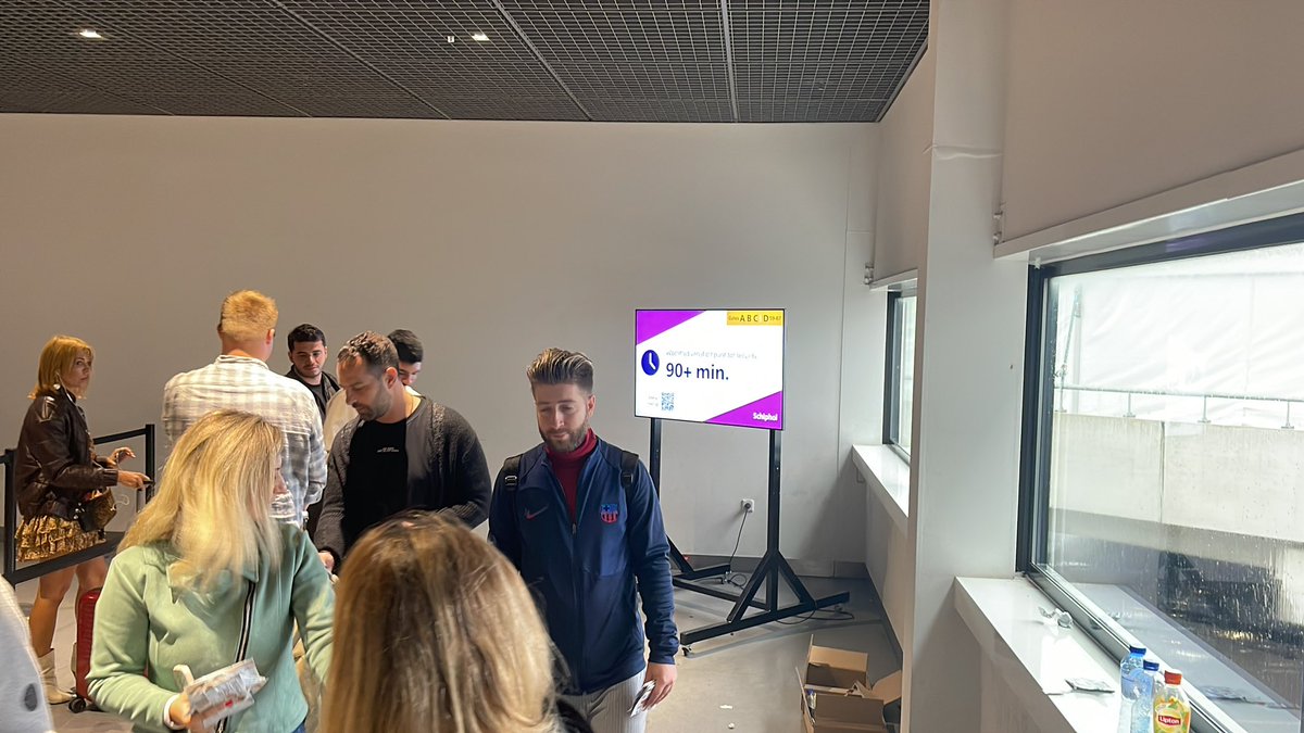 MTemmink's tweet photo. Staan al meer dan 30 minuten in de rij, en dan zie je dit bord. Schaam je schiphol! #schiphol #schipholchaos https://t.co/ej3GChjQHf
