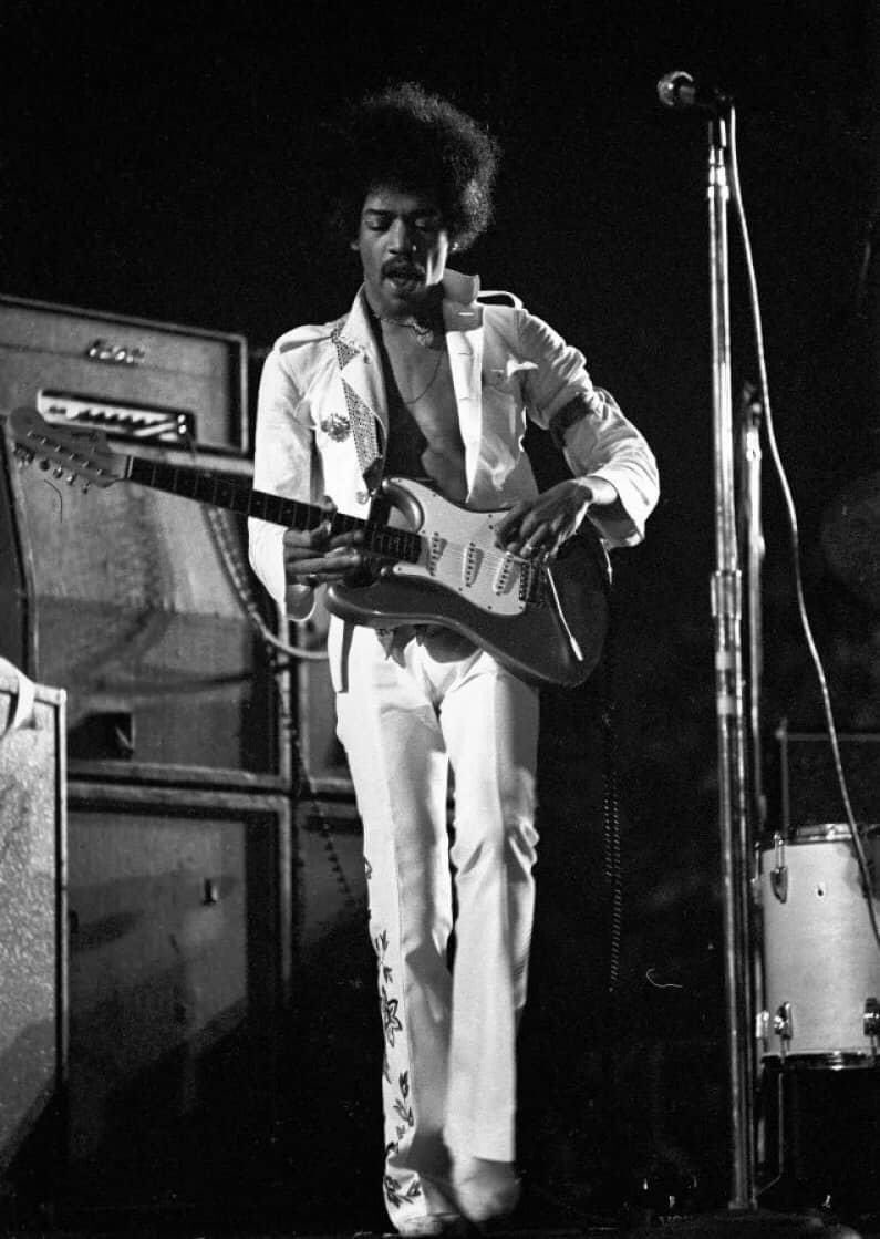 MelouneyMusic's tweet photo. Remembering Jimi Hendrix today.
Vince spent some time with Jimi in New York City on the day this photo was taken (“Bee Gees’ First” was one of Jimi’s favorite LPs.)

@JimiHendrix #JimiHendrix https://t.co/WLrePlpPbe