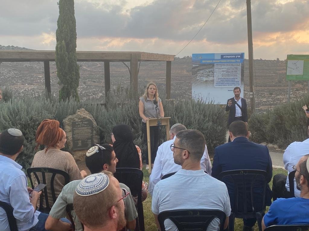 השקת אתר ההסדרה של ההתיישבות הצעירה:
חברי כנסת ומועמדים מכל סיעות המחנה הלאומי הגיעו לגבעת הראל לחתום על התחייבות להכניס את ההסדרה לכל הסכם קואלי', כתנאי לכניסתם לממשלה.
זה רף המיני' הנדרש כעת מכל נבחר ציבור מהמחנה הלאומי.
תודה לח"כ שהגיעו, מי שלא - יוזמן לא במהלך מערכת הבחירות