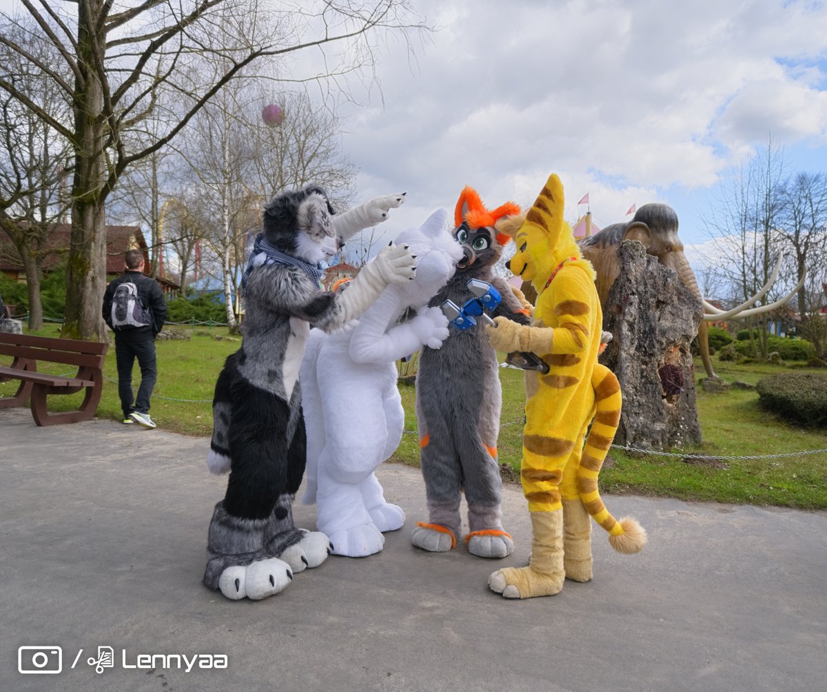 LennyaaFluff's tweet photo. Bonus pic of messing around a bit after the group pic.
#kemonofurusit #fursuiting #furryfandom https://t.co/DCMpP5HTxA