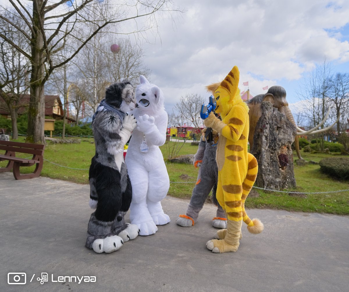 LennyaaFluff's tweet photo. Bonus pic of messing around a bit after the group pic.
#kemonofurusit #fursuiting #furryfandom https://t.co/DCMpP5HTxA