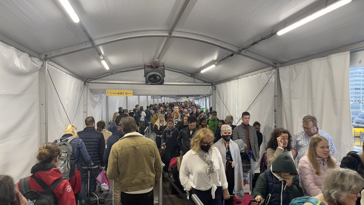 MTemmink's tweet photo. En dan ga je bochtje om, en zie je dit!#schipholchaos #schipholairport #ShameOnYou https://t.co/1DJoVp2d0O