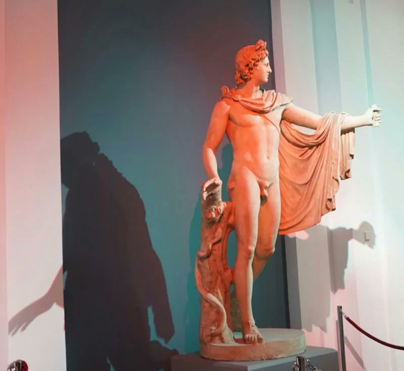 TimOttoRoth's tweet photo. Für das Foyer des Apoll im #HerzogAntonUlrichMuseum haben wir uns eine besondere Ausleuchtung überlegt. Die Bronzeplastik "Apoll und Daphne" von #FrancoisLespingola und der #ApollvonBelvedere sind mit einem anaglyphischen Schatten zu sehen. Erfahrt mehr um 19 + 21h. #Kulturmeile https://t.co/ZwD865hNv8