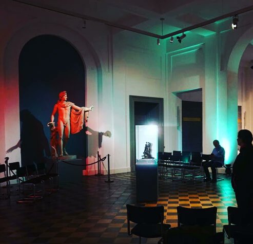 TimOttoRoth's tweet photo. Für das Foyer des Apoll im #HerzogAntonUlrichMuseum haben wir uns eine besondere Ausleuchtung überlegt. Die Bronzeplastik "Apoll und Daphne" von #FrancoisLespingola und der #ApollvonBelvedere sind mit einem anaglyphischen Schatten zu sehen. Erfahrt mehr um 19 + 21h. #Kulturmeile https://t.co/ZwD865hNv8