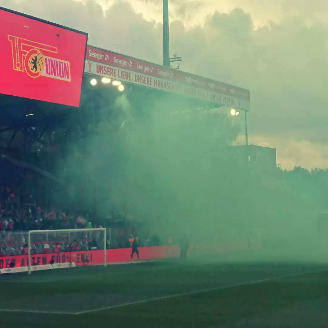 brandwacheaf's tweet photo. Wolfsburg mit etwas Farbe, es roch allerdings auch ein bisschen nach Plastik... 😉 #FCUwob https://t.co/sDD8J3ru4s