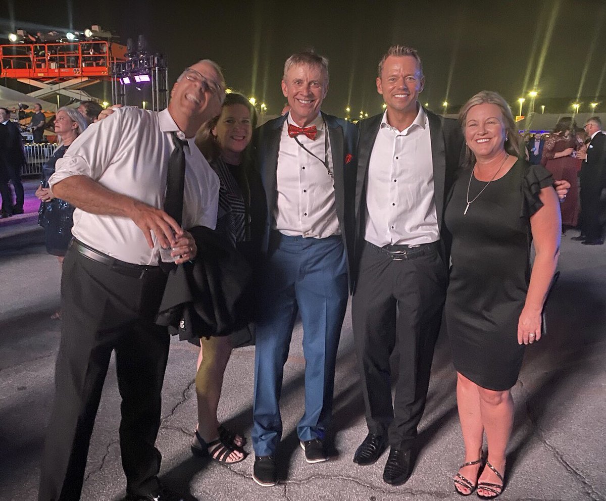 JohnHoltNews's tweet image. Epic night celebrating the 20th #TreadsAndThreads to benefit @KUcancercenter @KUHospital! Even better with @fox4kc @fox4wx JL @carriehibbeler @RCFOX4KC &amp;amp; alums @kathynelson_KC &amp;amp; @realfrankboal 
#CancerSucks #SaturdayVibes