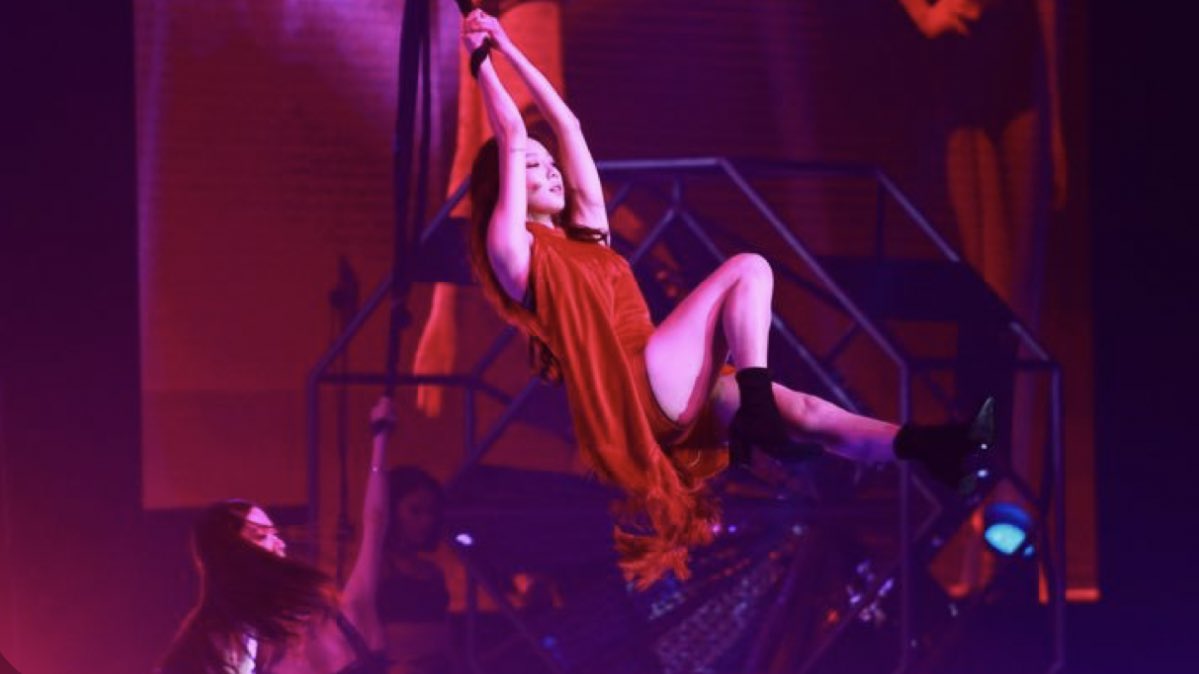 iuyeonthinker's tweet photo. Taeyeon flying across the stage and IU performing in a hot air balloon https://t.co/xnXrnWrvrd