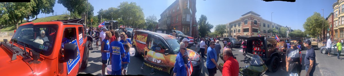 PhilaFreedomGuy's tweet photo. #WhereIsGUY Greetings from Reading. #PuertoRican day parade. 🇵🇷🇺🇸👍 https://t.co/8ucC6Hm6bu