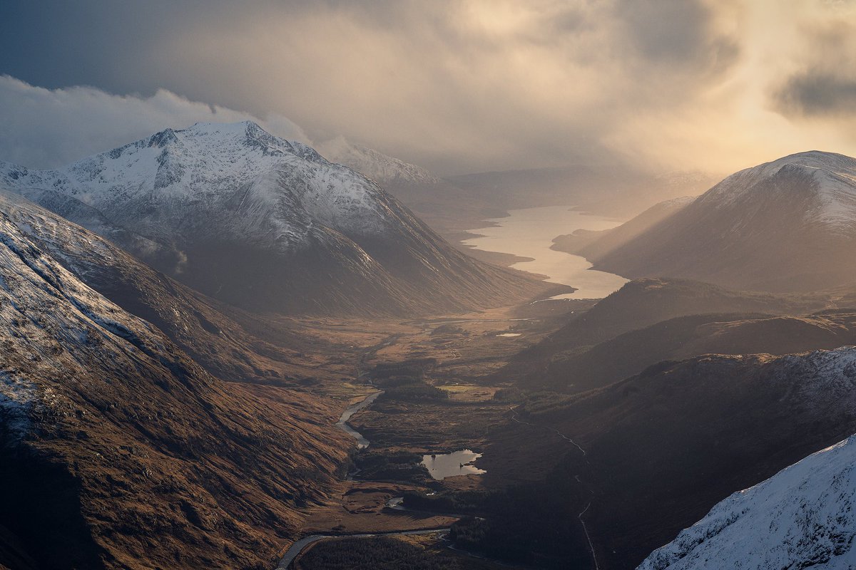 Glorious winter light pouring into Glen Etive after a rather ferocious winter storm rolled through.

2023 Calendar now available below
simonatkinsonphotography.com/shop/2023-moun…