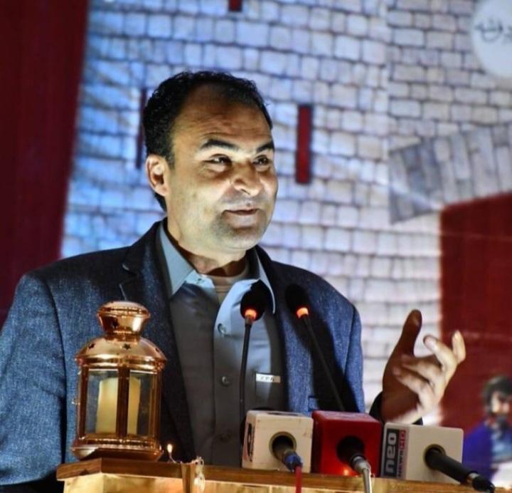 MusaZaman9's tweet photo. تاريخ ګواه دے چي ملا په چا فتوه لګولي ده نو هغه اتل ياد شوے دے او د ملا په نوم خاوري امبار شوي دي ـ
#WeStandWithBakhtzadaDanish https://t.co/bF8mm72wmR