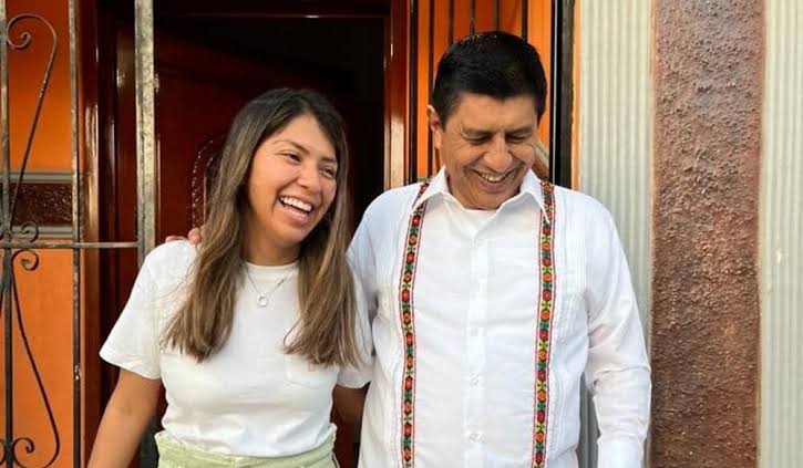 Bxido Xhishe Jara Bolaños, la hija del gobernador electo <a href="/salomonj/">Salomón Jara Cruz</a> llegó al Comité Ejecutivo Nacional de Morena. Reaparece luego de que en 2019 sólo durará 17 días como coordinadora estatal para la pacificación en Oaxaca, que realiza la mesas de seguridad nacional en Oaxaca.