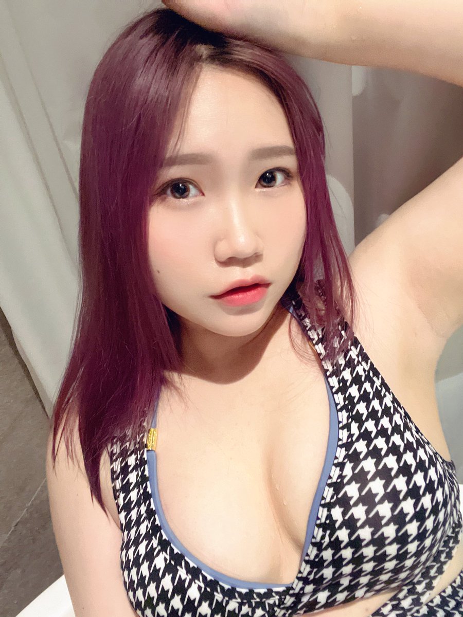 YIJOU16's tweet photo. 忘記發之前中秋出去玩的泳裝照了
在泳池拍的都不好看
只好發在浴缸拍的😛 https://t.co/7AUCY0SIai