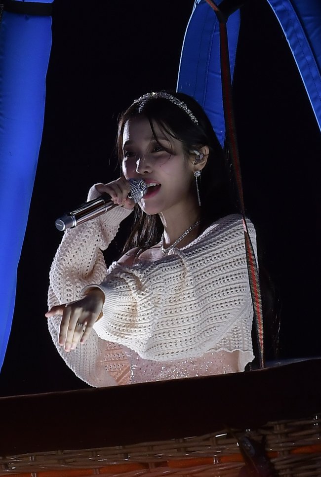 skybeads2's tweet photo. 2022 IU CONCERT 〈The Golden Hour : 오렌지 태양 아래〉 직찍 preview 
#IU #CONCERT #아이유 #콘서트 https://t.co/3vmAVfC351