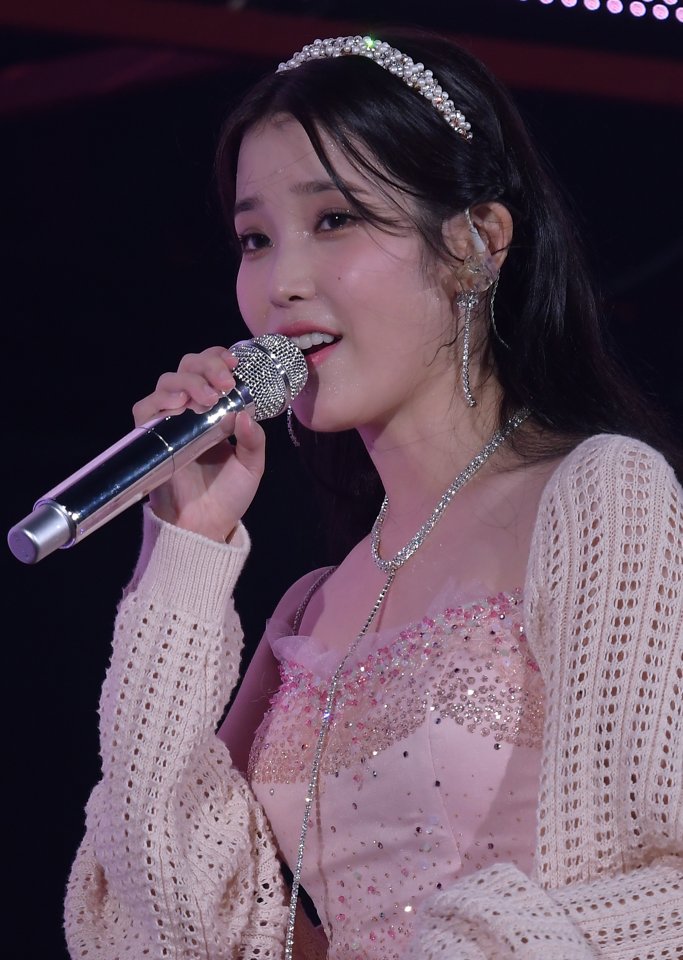 skybeads2's tweet photo. 2022 IU CONCERT 〈The Golden Hour : 오렌지 태양 아래〉 직찍 preview 
#IU #CONCERT #아이유 #콘서트 https://t.co/3vmAVfC351