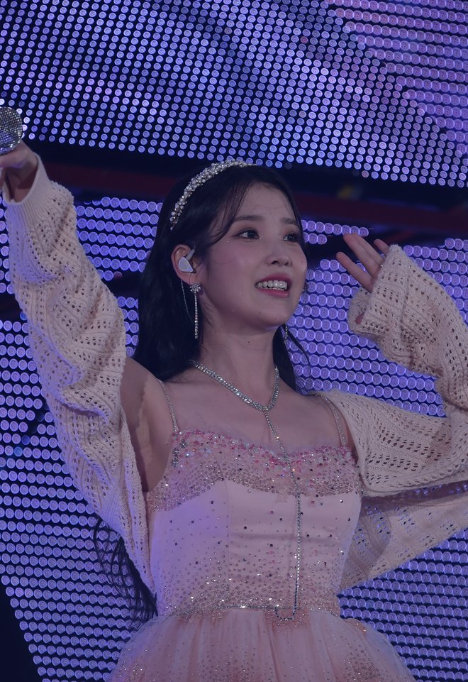 skybeads2's tweet photo. 2022 IU CONCERT 〈The Golden Hour : 오렌지 태양 아래〉 직찍 preview 
#IU #CONCERT #아이유 #콘서트 https://t.co/3vmAVfC351