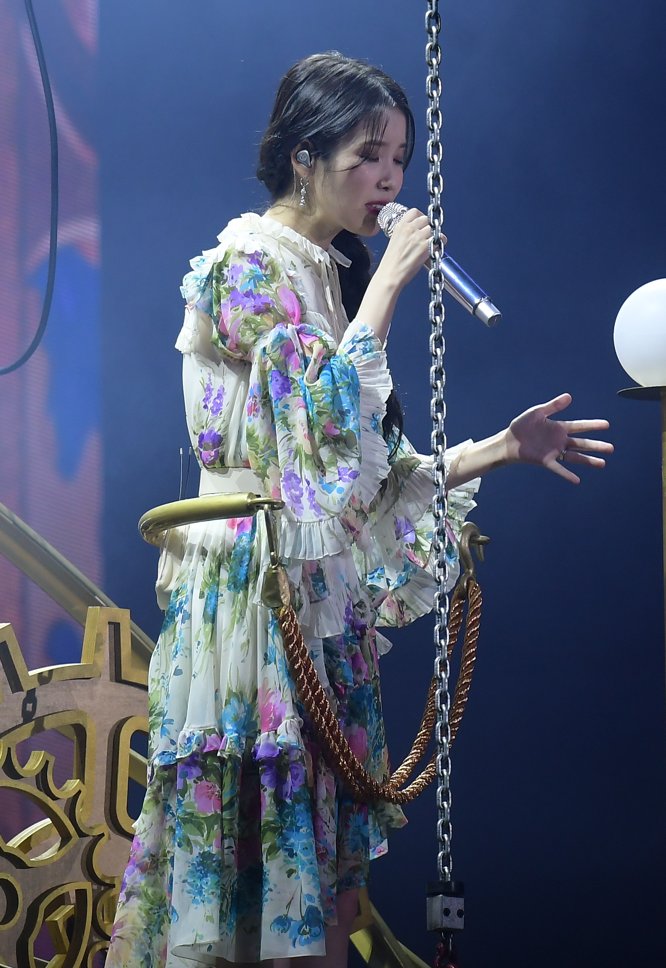 skybeads2's tweet photo. 2022 IU CONCERT 〈The Golden Hour : 오렌지 태양 아래〉 직찍 preview 
#IU #CONCERT #아이유 #콘서트 https://t.co/3vmAVfC351