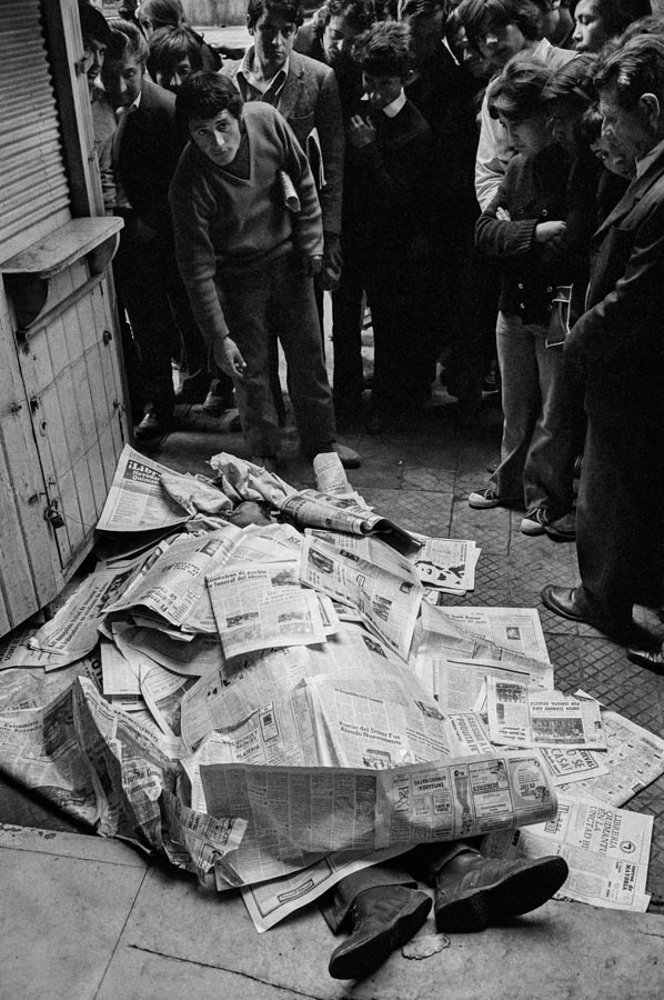 ChasGerretsen's tweet photo. Chile 12.-17.Sept73Muchos periódicos desaparecieron después del golpe.Los partidarios de la Junta, se alegraron de limpiar las consignas de la UP 
La gente fueron asesinadas, sus cuerpos fueron arrojados a las calles,al río y a la basura como advertencia. #chile1973 #Dictatorship https://t.co/ccyOZk0lNJ