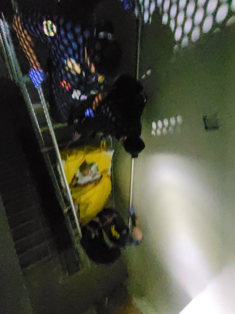 Motinsitepegas's tweet photo. El sistema de salud en #PuertoRico volvió a colapsar con el huracán #FionaPR.

Aquí ven a rescatistas de Manejo de Emergencias, PRUSAR, Bomberos, Emergencias Médicas transportando a pacientes del Centro Compresivo de Cáncer.

El hospital NO TIENE LUZ y generadores no funcionan. https://t.co/yTT594eKij