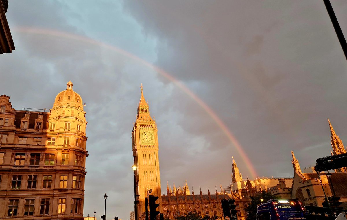 KerrSusanak120's tweet photo. Beautiful rainbow appeared over Westminster on the last night of The Queen lying in state.
#TheQueen  #rainbow  #QueenElizabeth https://t.co/81uW2IZ4s6