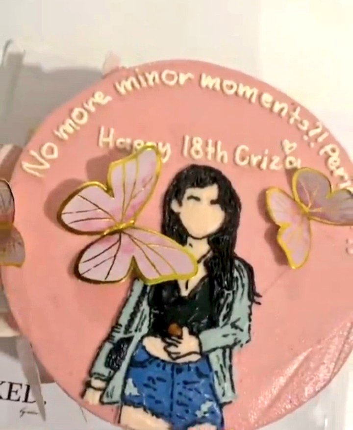crizandeiah's tweet photo. aww cutie!! "NO MORE MINOR MOMENTS?!" pala nakalagay sa cake.
#CrizaEvolvesAt18 | #CrizaTaa https://t.co/qWUFAcTtJ4