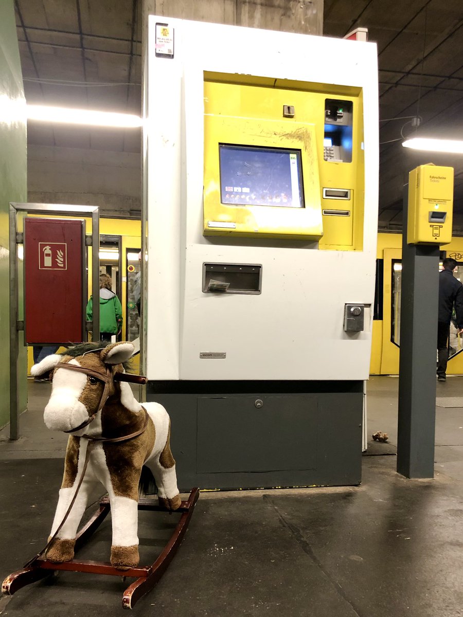 #Fundstück des Tages. Vergaloppiert: Das kleine #Schaukelpferd möchte bitte am U-Bahnhof #Pankstraße abgeholt werden. 🐴💛 <a href="/BVG_Kampagne/">Weil wir dich lieben</a>
#verloren #gefunden #fundstück #vergaloppiert #verrannt #bvg_weilwirdichlieben #bvg #ubahn #berlin #verschaukelt #nachhause