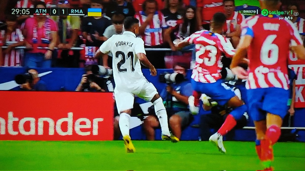ArchivoVAR's tweet photo. 📺 Iglesias Villanueva perdonó la expulsión a Reinildo.

El jugador brasileño, que va con la plancha por delante, clava los tacos en la rodilla de Rodrygo.

Munuera Montero le mostró amarilla y el VAR hizo la vista gorda. ❌ https://t.co/Y5No8BqNMA