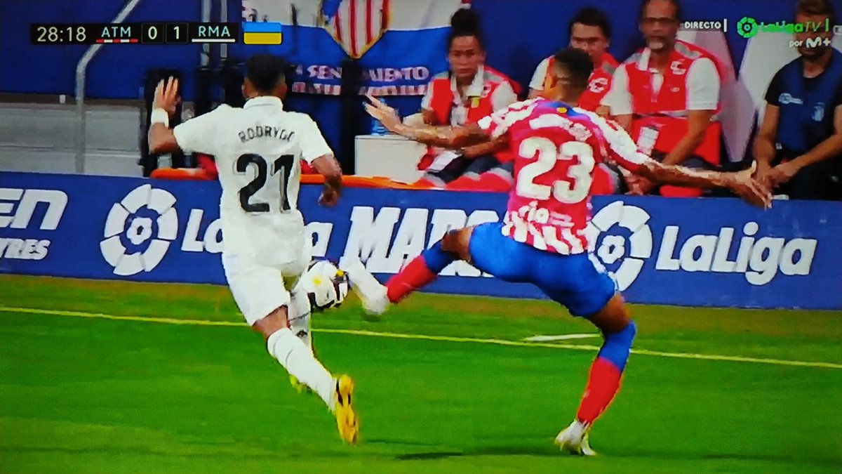 ArchivoVAR's tweet photo. 📺 Iglesias Villanueva perdonó la expulsión a Reinildo.

El jugador brasileño, que va con la plancha por delante, clava los tacos en la rodilla de Rodrygo.

Munuera Montero le mostró amarilla y el VAR hizo la vista gorda. ❌ https://t.co/Y5No8BqNMA