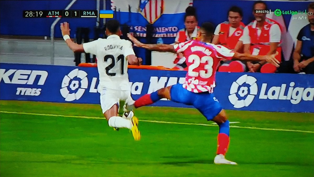 ArchivoVAR's tweet photo. 📺 Iglesias Villanueva perdonó la expulsión a Reinildo.

El jugador brasileño, que va con la plancha por delante, clava los tacos en la rodilla de Rodrygo.

Munuera Montero le mostró amarilla y el VAR hizo la vista gorda. ❌ https://t.co/Y5No8BqNMA
