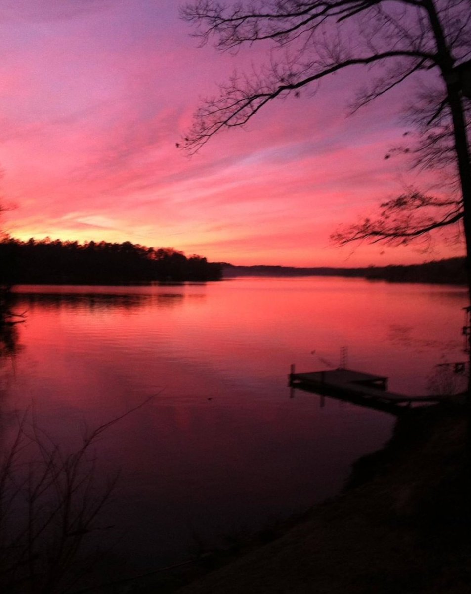 JacksonLakeLife's tweet photo. Nothing beats #SunsetSunday! It is always an amazing experience to catch this beautiful view. 🎴😌

#jacksonlake #jacksonlakega #jacksonlakelife #jacksonlakegeorgia #jacksonlakehomes #jacksonlakerealtor #lakejacksonga #LakeHomesRealty #LakeLiving #Lakeside https://t.co/flKSC5rW1W