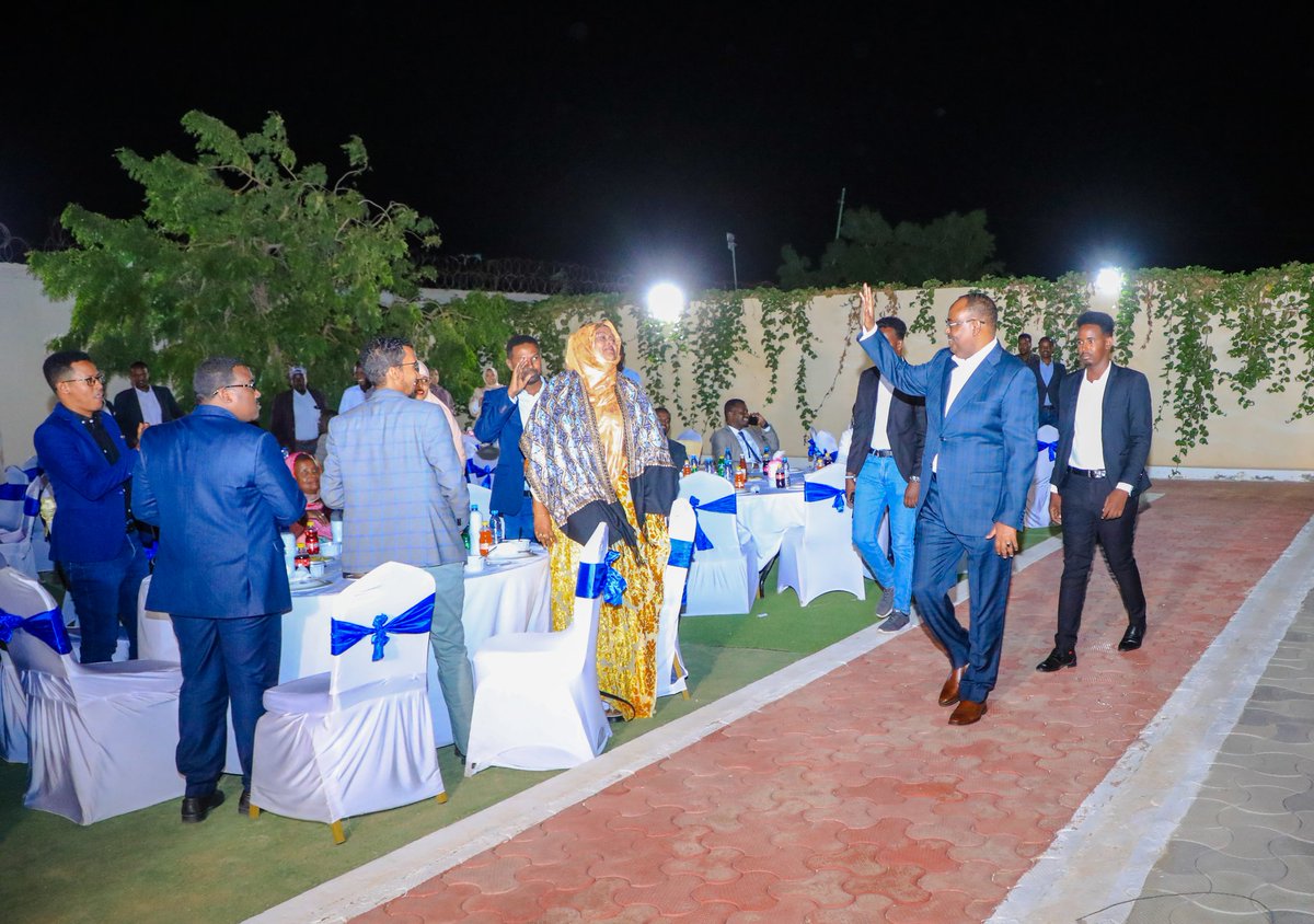 Plstatehouse's tweet photo. Madaxweynaha Dowladda #Puntland Mudane  @HESaidADeni, ayaa caawa kulan casho sharaf ah ugu sameeyay Qasriga Madaxtooyada Goleyaasha deegaanka ee degmooyinka #Eyl, #Qardho iyo #Ufeyn, oo ah Goleyaal shacabku soo doortay. https://t.co/biO97o4Xak