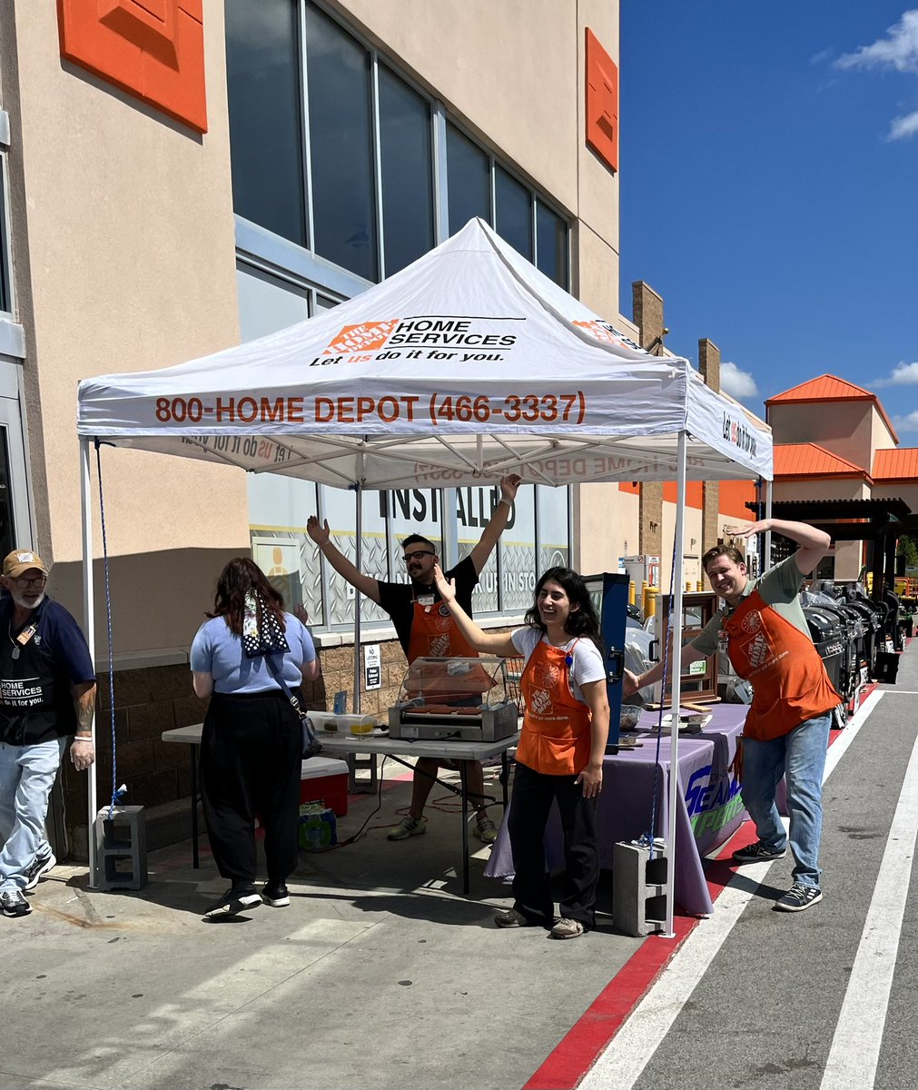 risakea's tweet image. Rogers 8445 driving Leads, Measures and Credit!!  Treated our customers to hot dogs 🌭 and cold Bottle water 🎉🎊🤙🏾🤙🏾🤙🏾