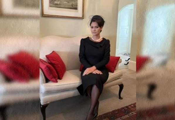 Metropoles's tweet photo. ➡️ Michelle Bolsonaro usa batom de R$ 20 durante homenagem para a rainha

A esposa do presidente brasileiro escolheu uma maquiagem neutra para a cerimônia deste domingo (18/09)

Leia: https://t.co/UNx99xwnEH https://t.co/l42Zt7bleZ