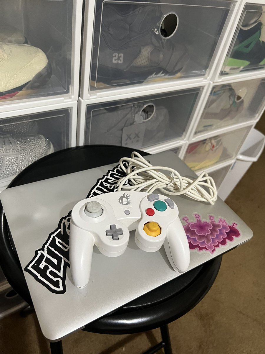 ANOTHER PREEM GIVEAWAY Since it’s been a while. Blessing the community that’s blessed me. Smash 4 Japan White Gamecube Controller 🕊 Simply Retweet, Follow, & Like to enter. If this hits 5K, I’ll pay for someone’s flight to a major